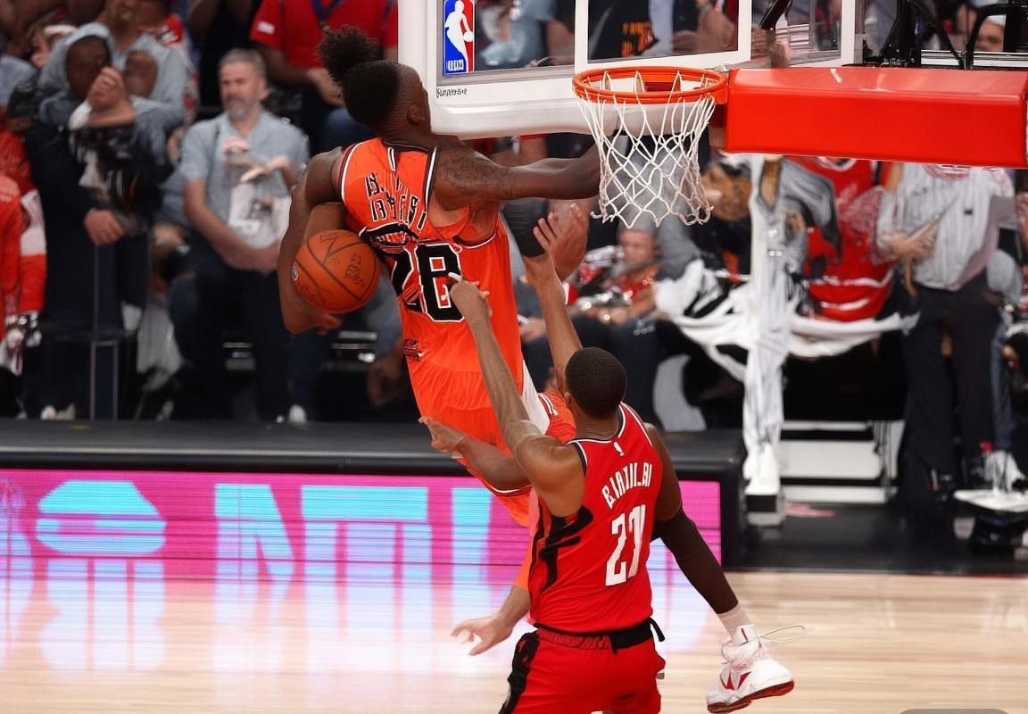 公牛逆转火箭，东部联盟稳居榜首(图1)